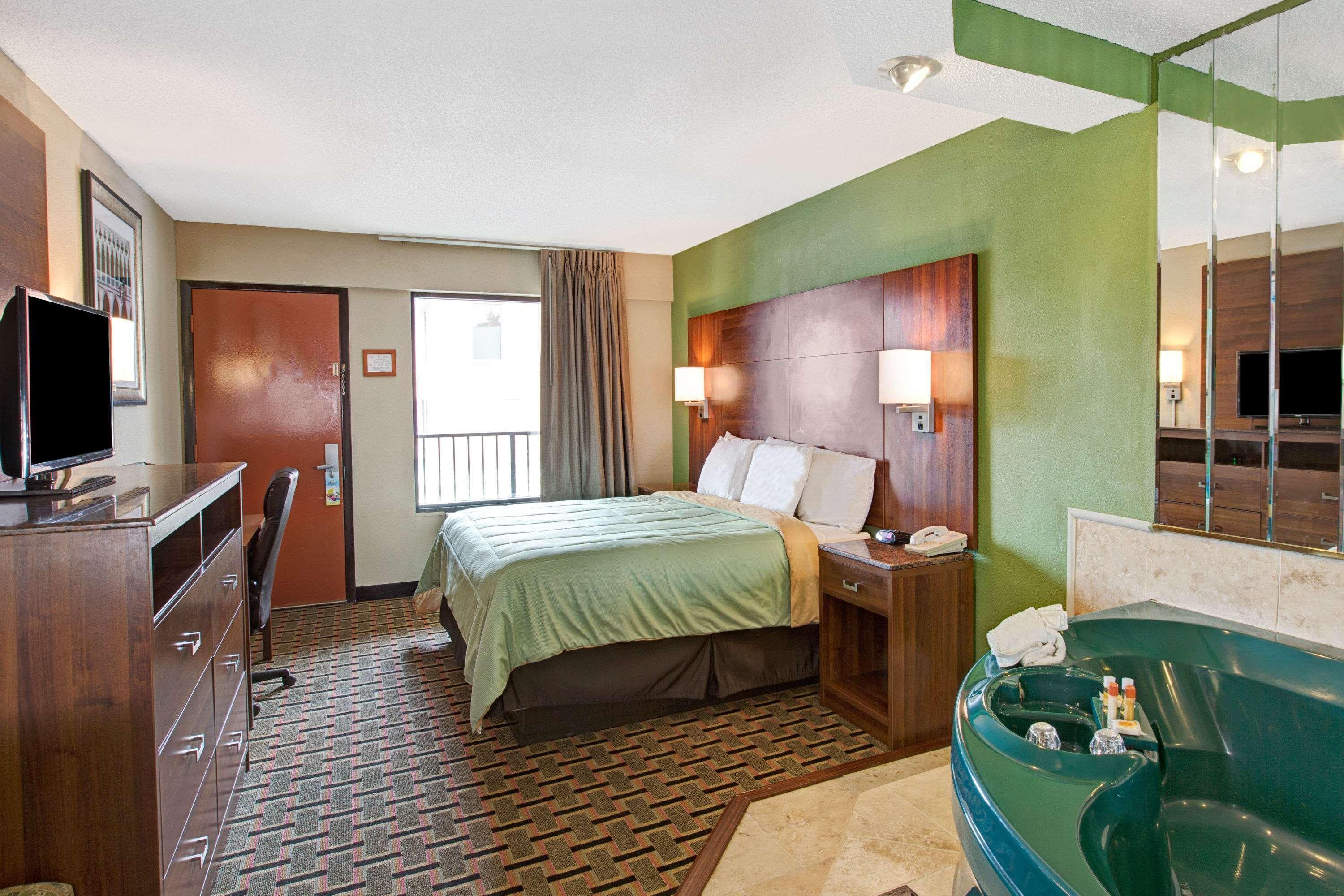 Days Inn Conover/Hickory Екстериор снимка